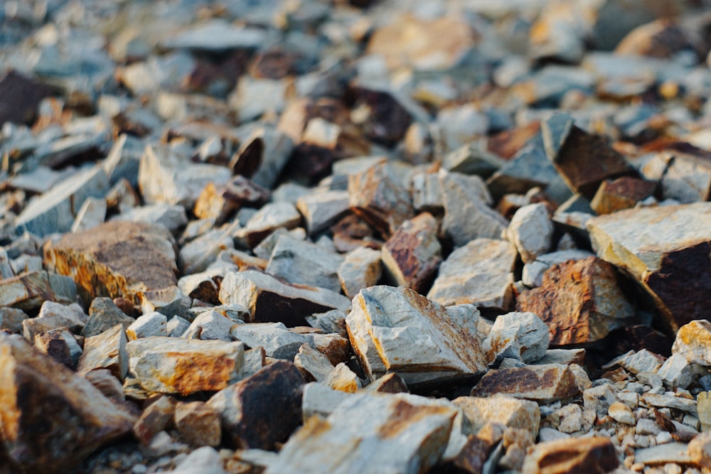 uma pilha de rochas