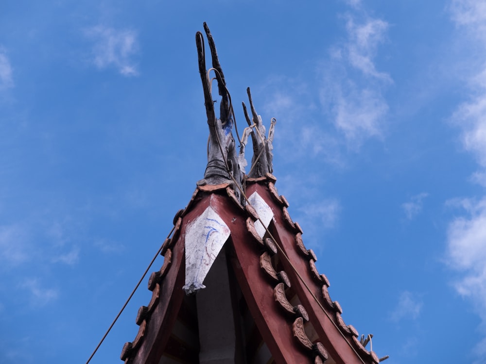 ein hölzerner Turm mit einer Metallstange