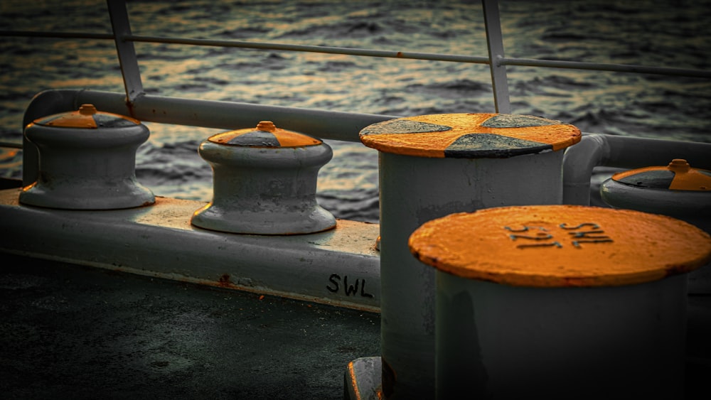 Un grupo de ollas en un barco