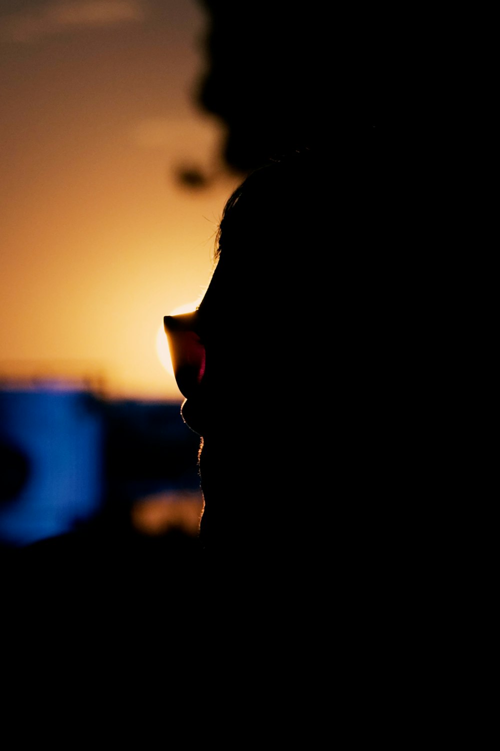 um close-up do perfil de uma mulher