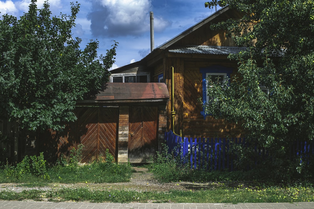 une maison entourée d’une clôture