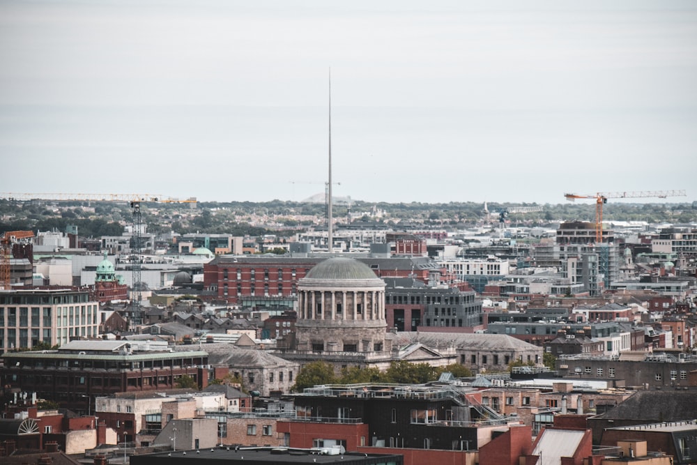 uma cidade com muitos edifícios