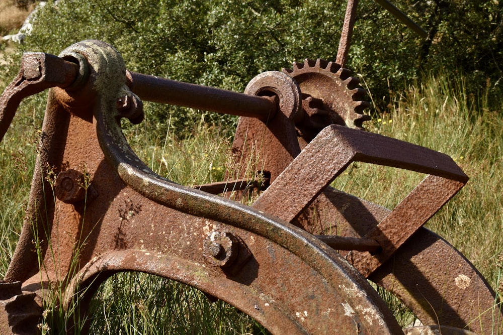 uma roda de madeira com uma estrutura de metal