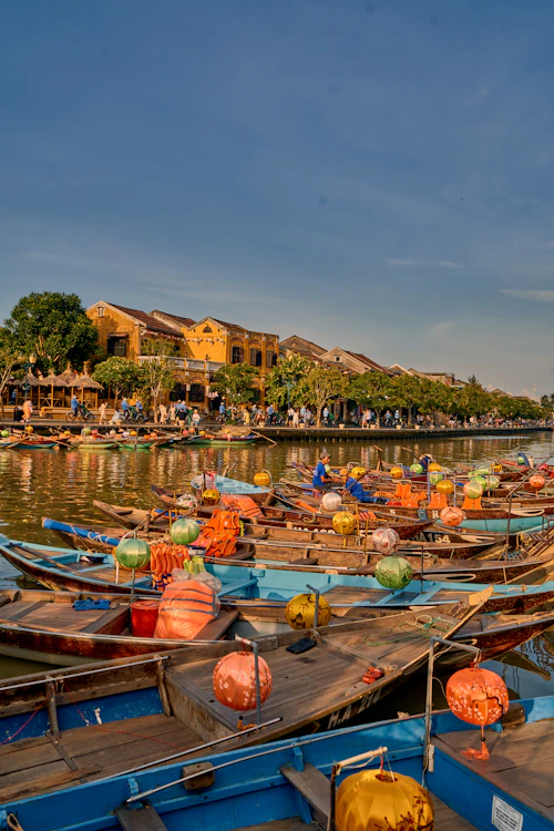Thuyền đánh cá đậu sát nhau trong vũng nước được núi che chắn