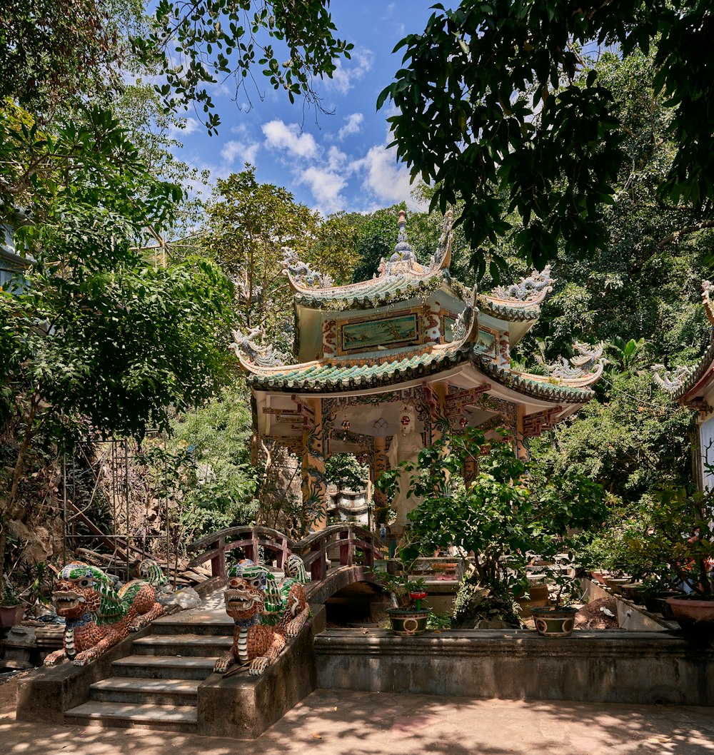 un bâtiment entouré d’arbres