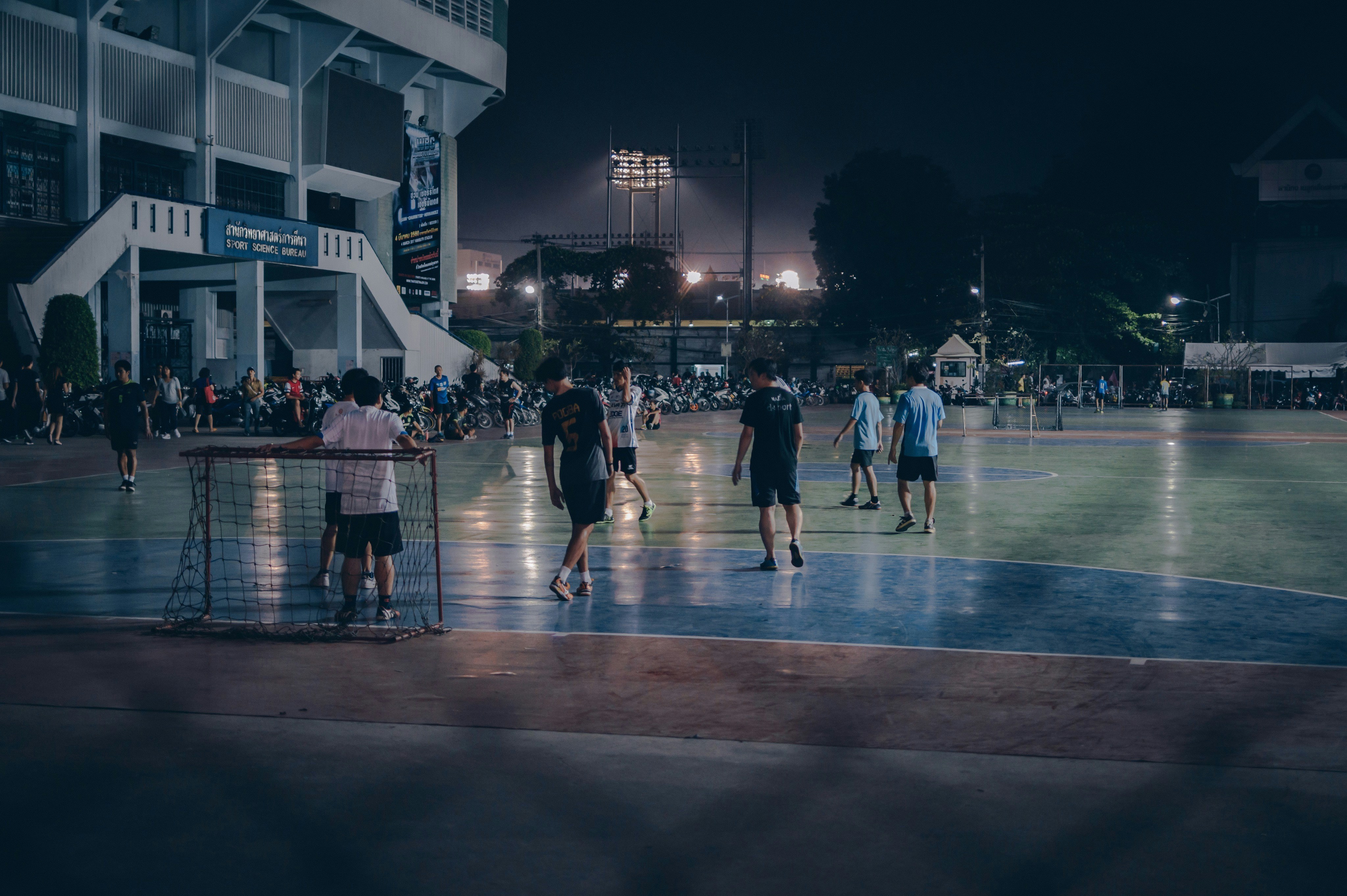 Público en una arena de básquet durante un partido nocturno