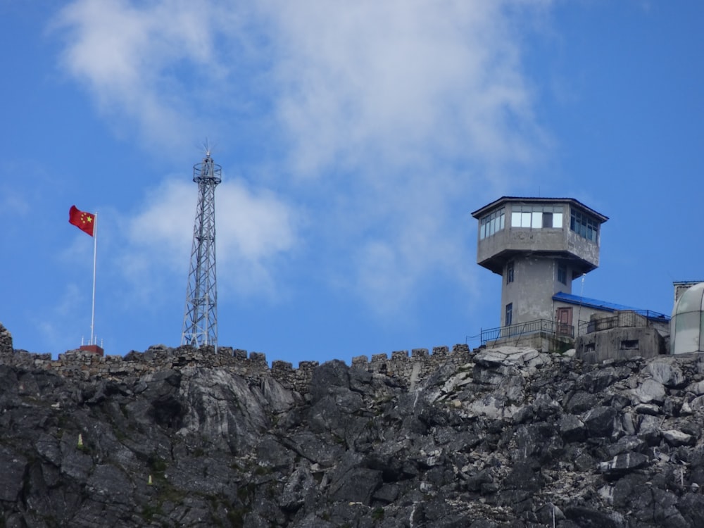 Un edificio su una collina rocciosa