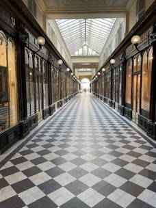 Retail space with large glass frontage, ideal for shops and showrooms.