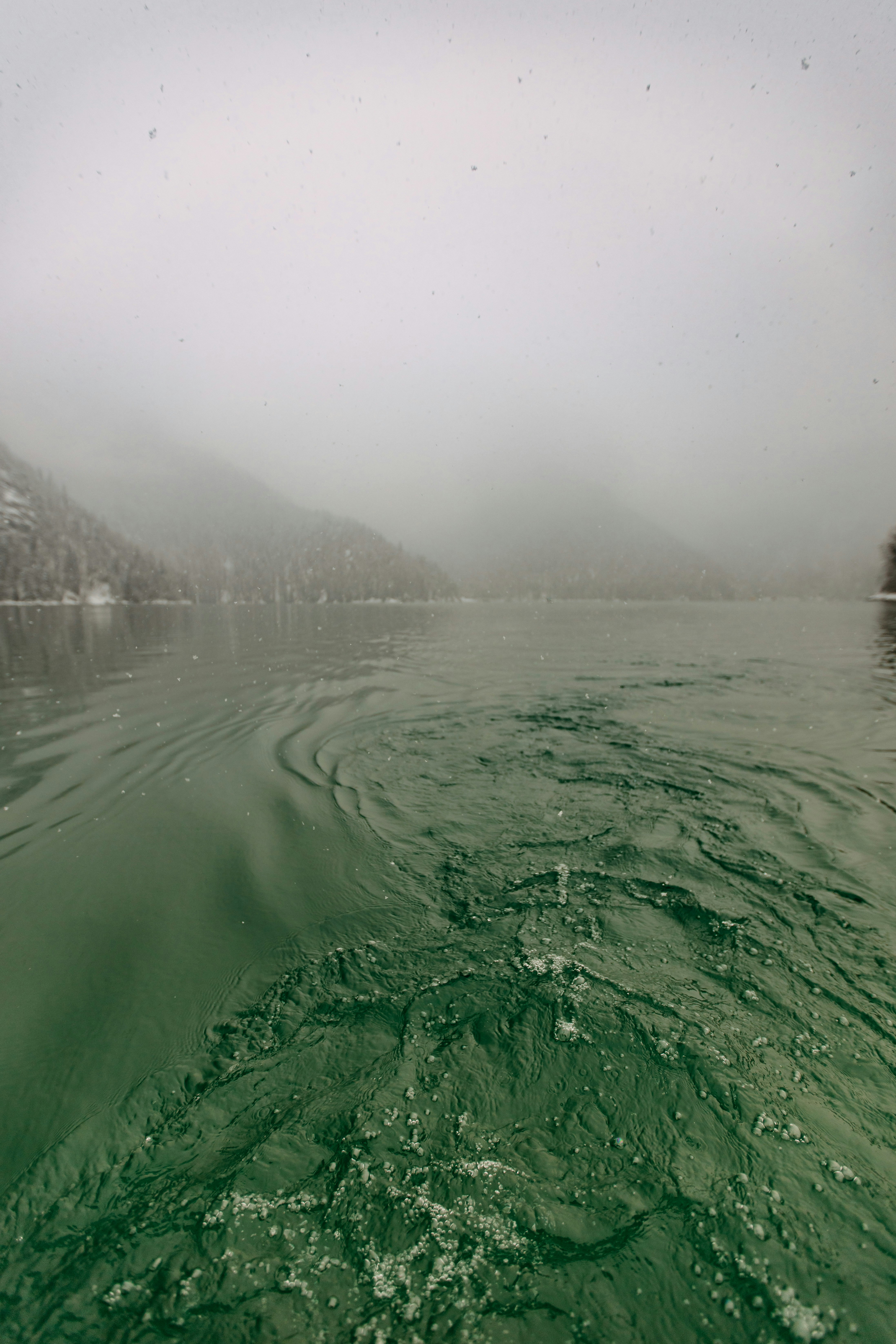 uno specchio d'acqua con onde