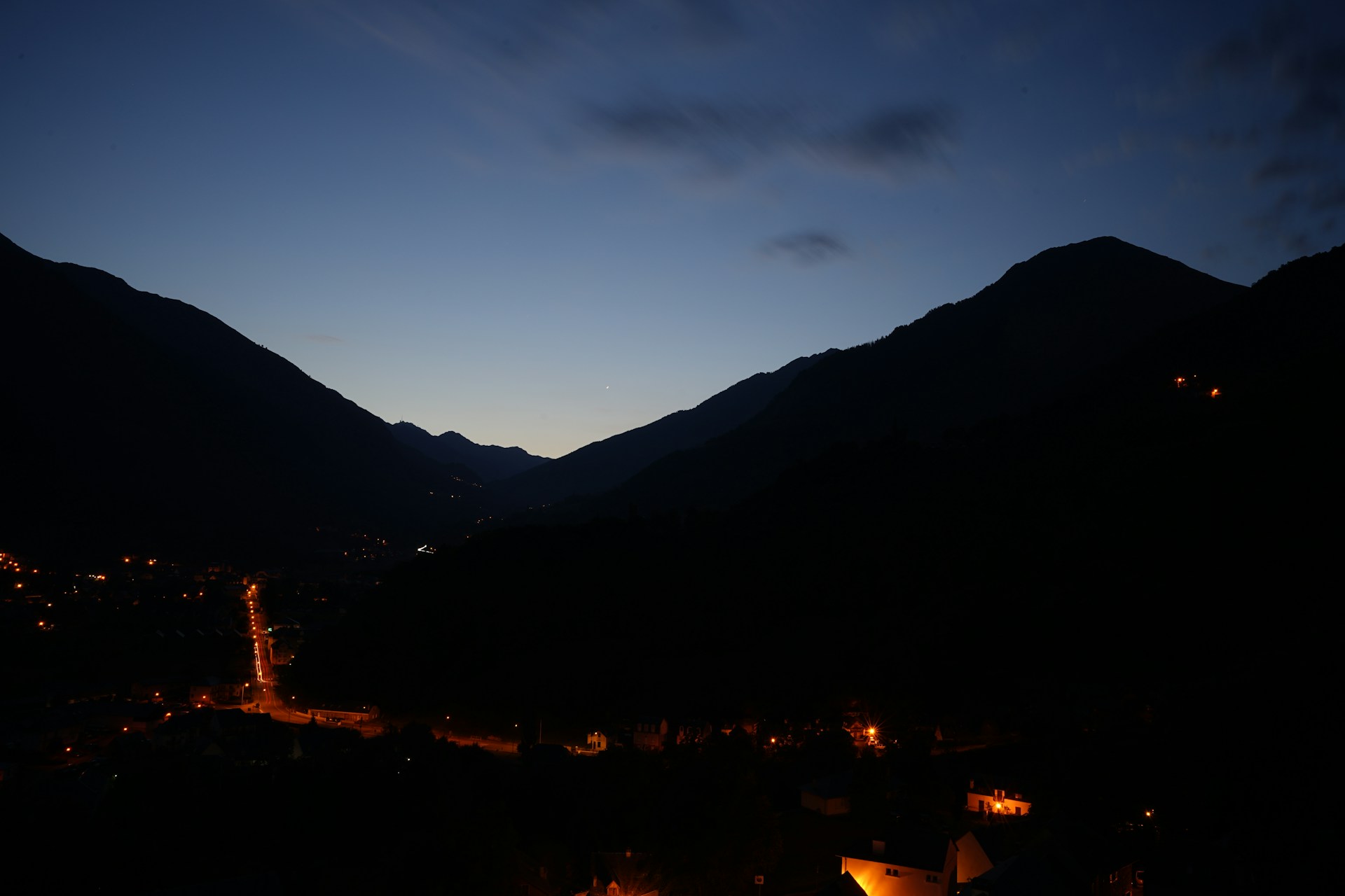 gray computer monitor