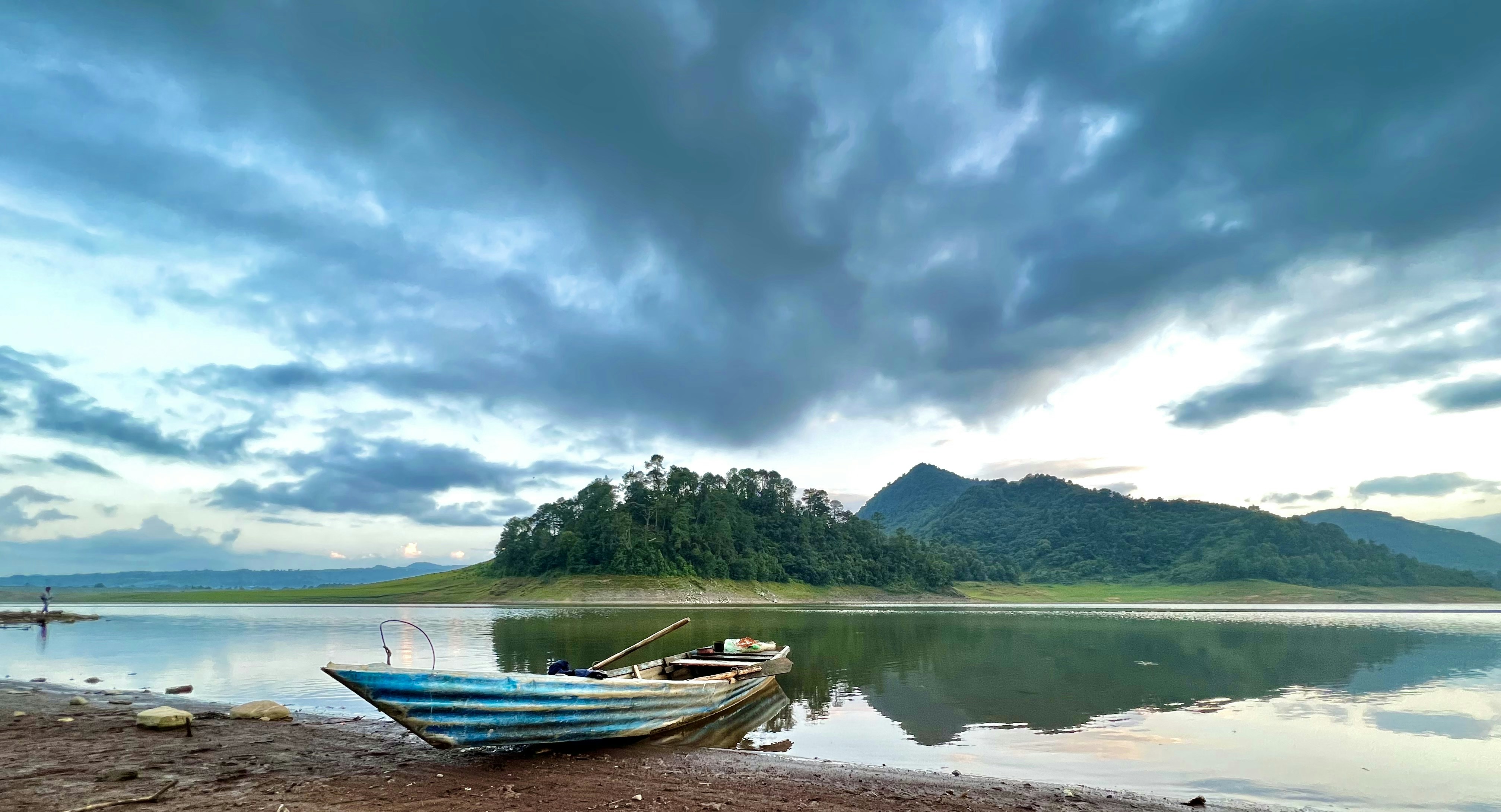 perahu di pantai