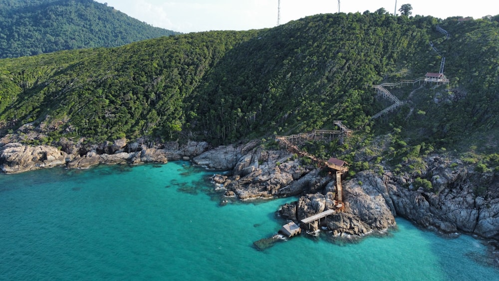 un plan d’eau avec un pont et des arbres autour