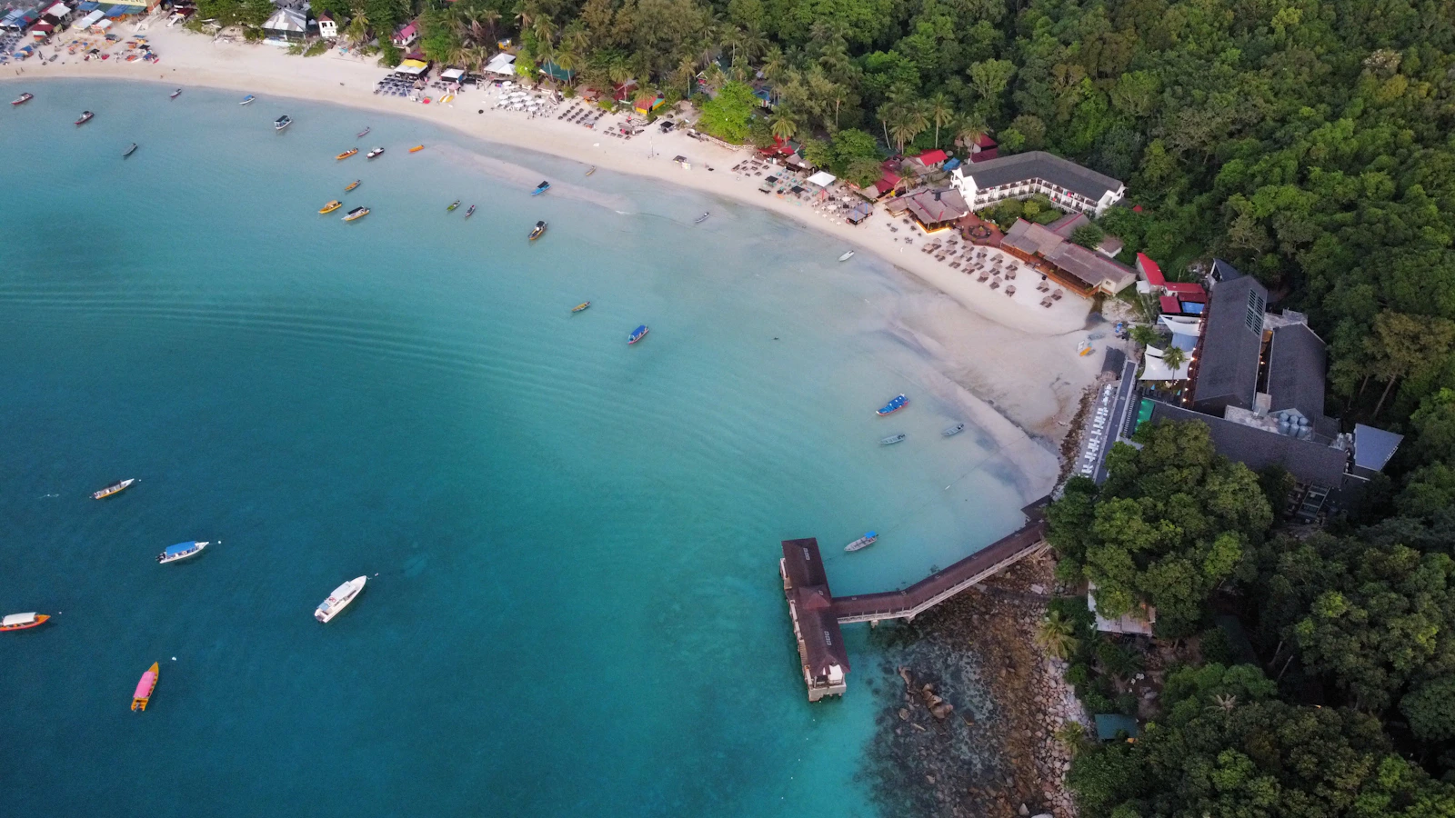 Bahía tropical de Perhentian vista desde el aire, con playa, selva y barcas sobre el agua