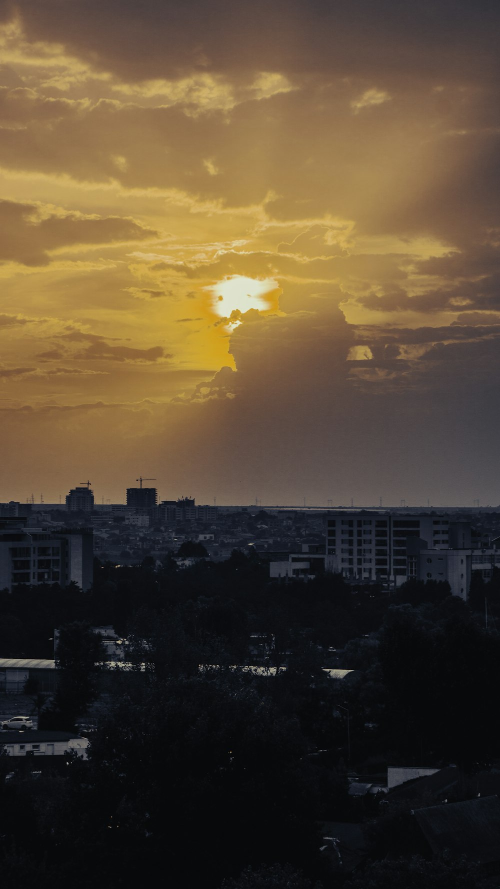 Un coucher de soleil sur une ville