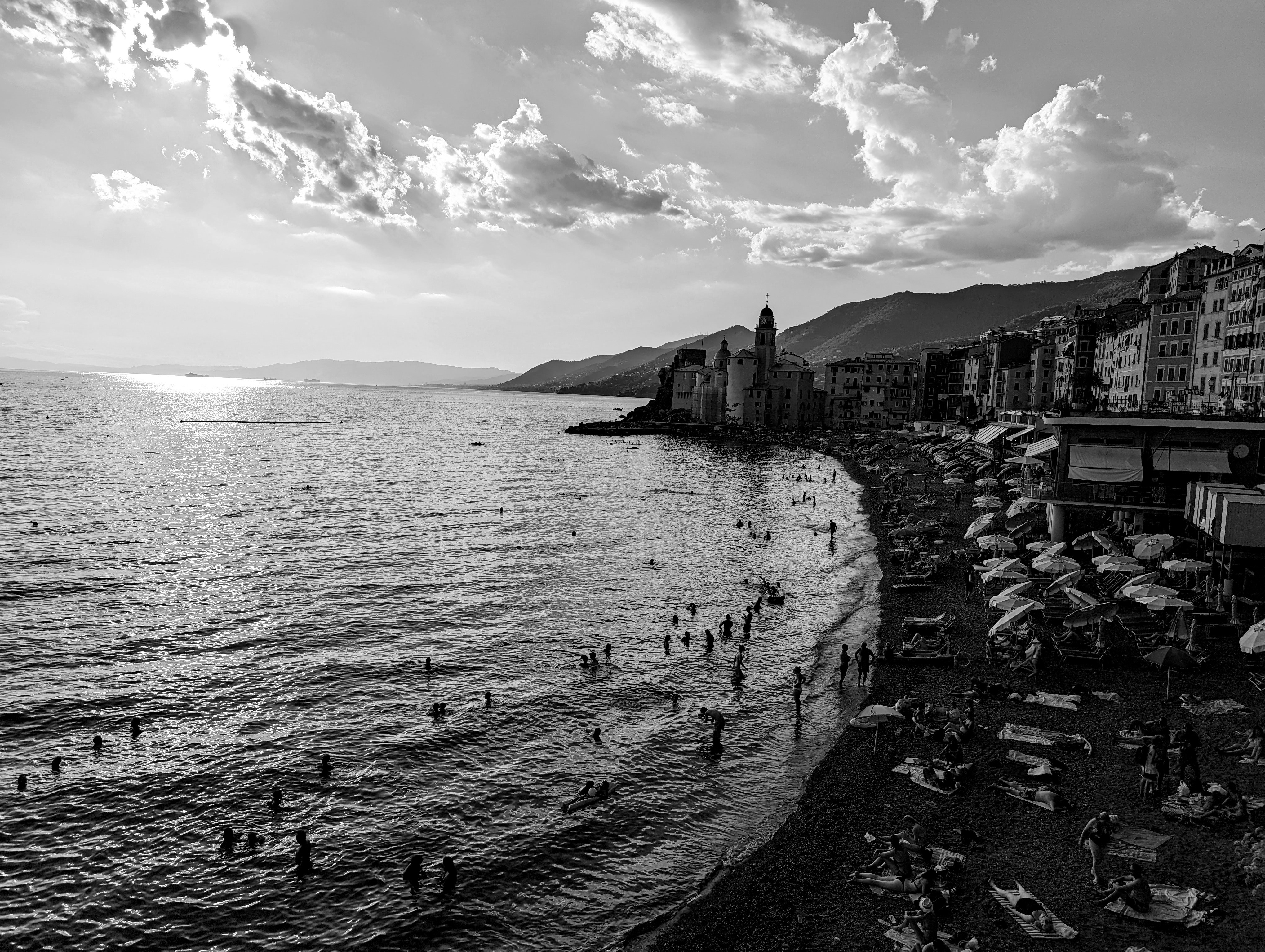 Ein Strand mit Gebäuden entlang