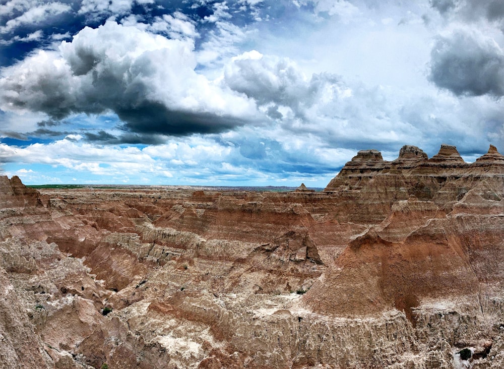 Un paesaggio roccioso con nuvole