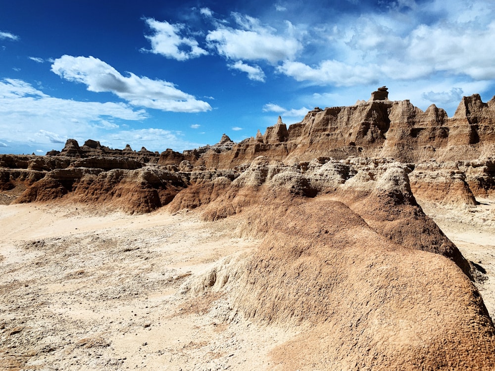 un paesaggio desertico roccioso