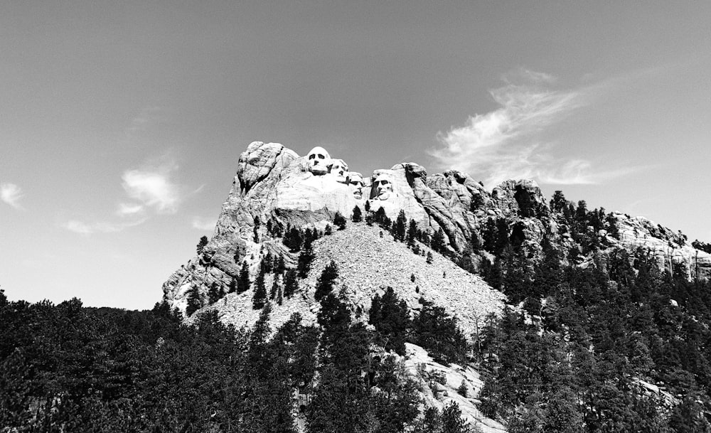 Ein Berg mit Schnee