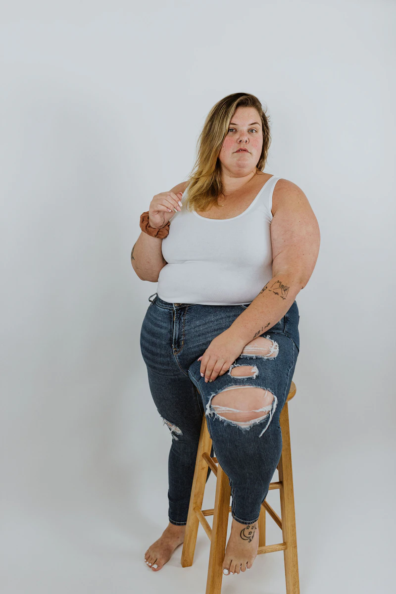 Mujer de talla grande con jean de tallas plus