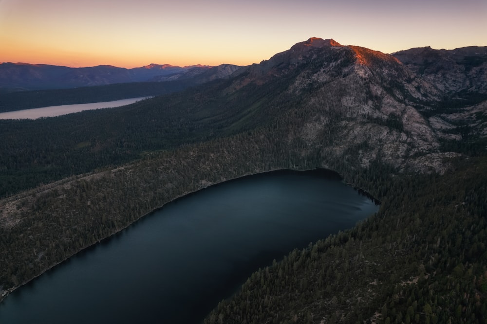 un río que atraviesa un valle