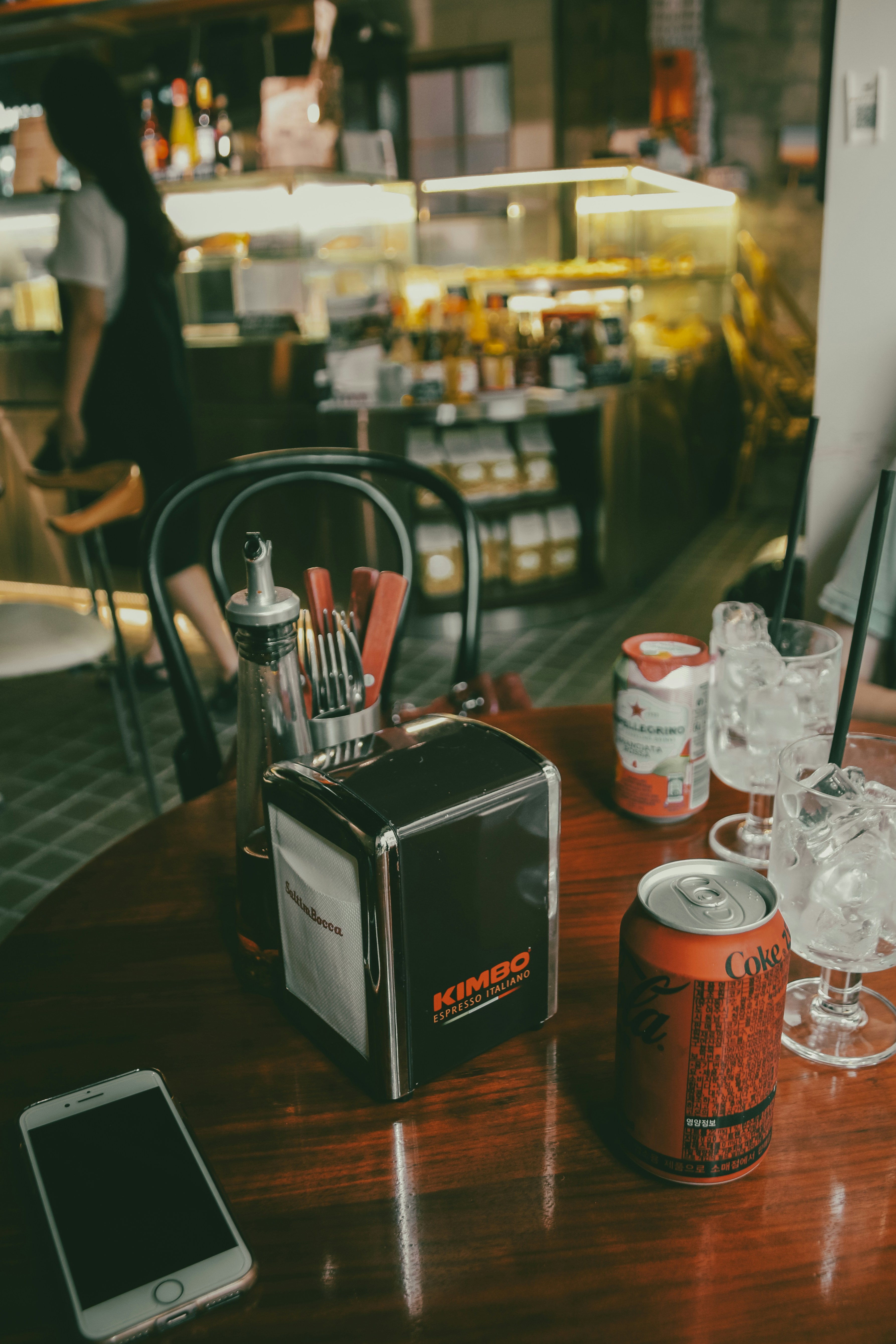 ein Tisch mit einer Dose und einem Telefon darauf