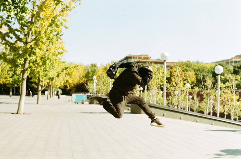 Un hombre saltando en el aire