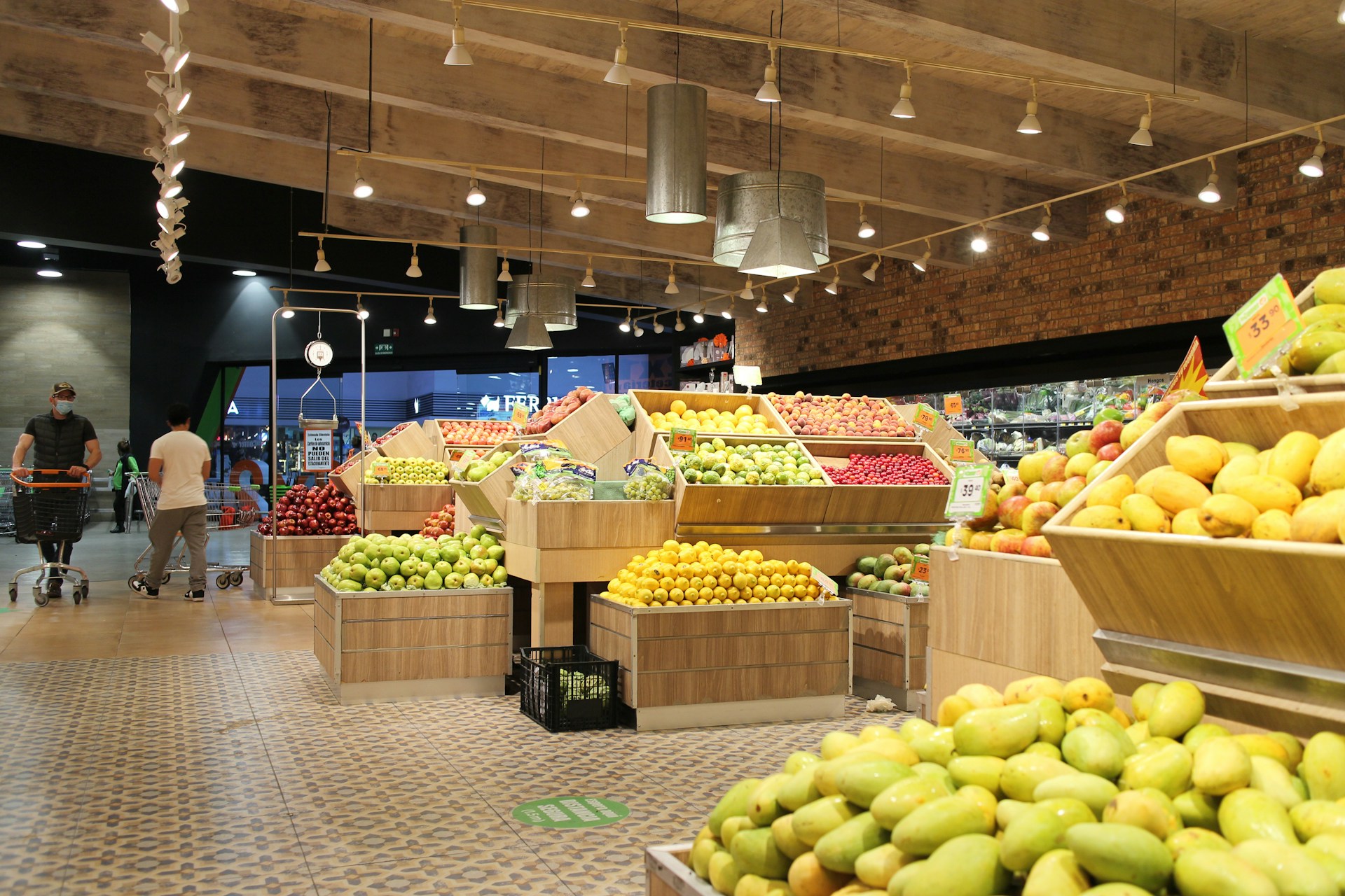 a fruit stand with fruits