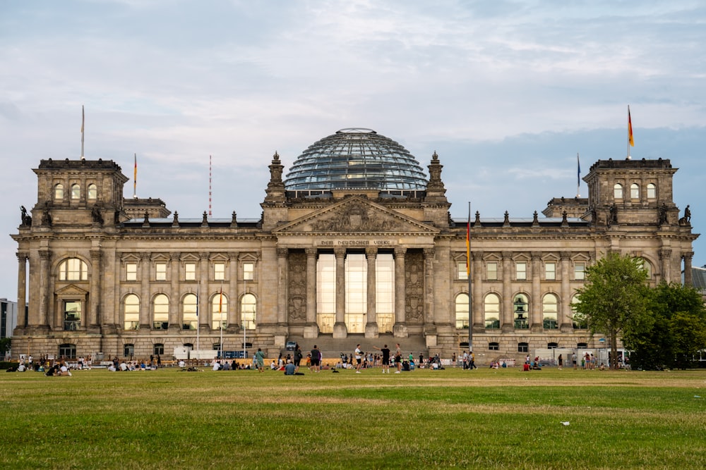 un grand bâtiment avec un toit en dôme avec le bâtiment du Reichstag en arrière-plan