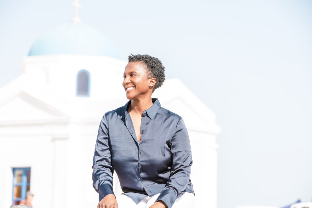 a person smiling with the arms crossed