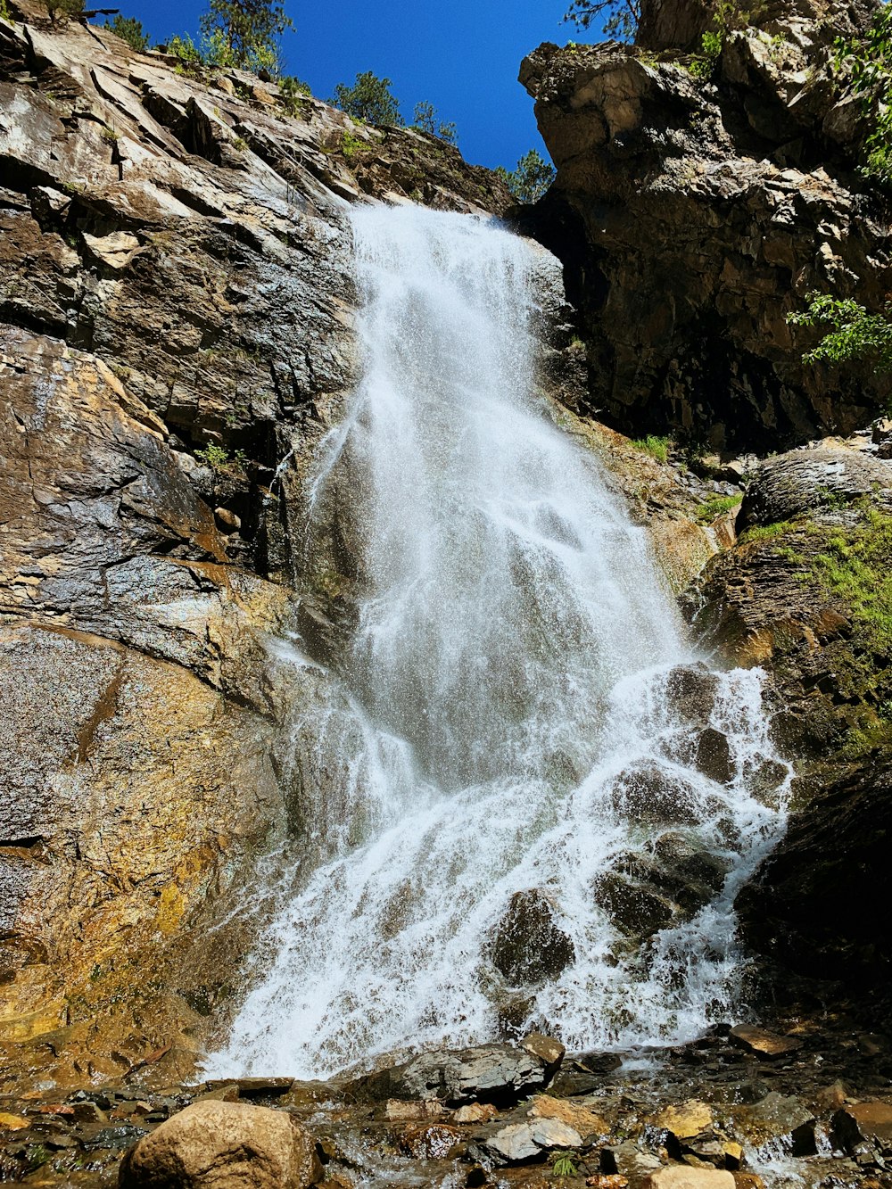uma cachoeira em um lugar rochoso