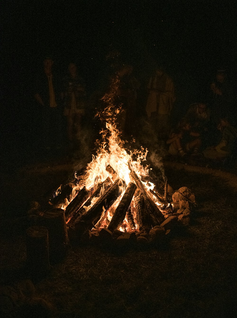 uma fogueira à noite