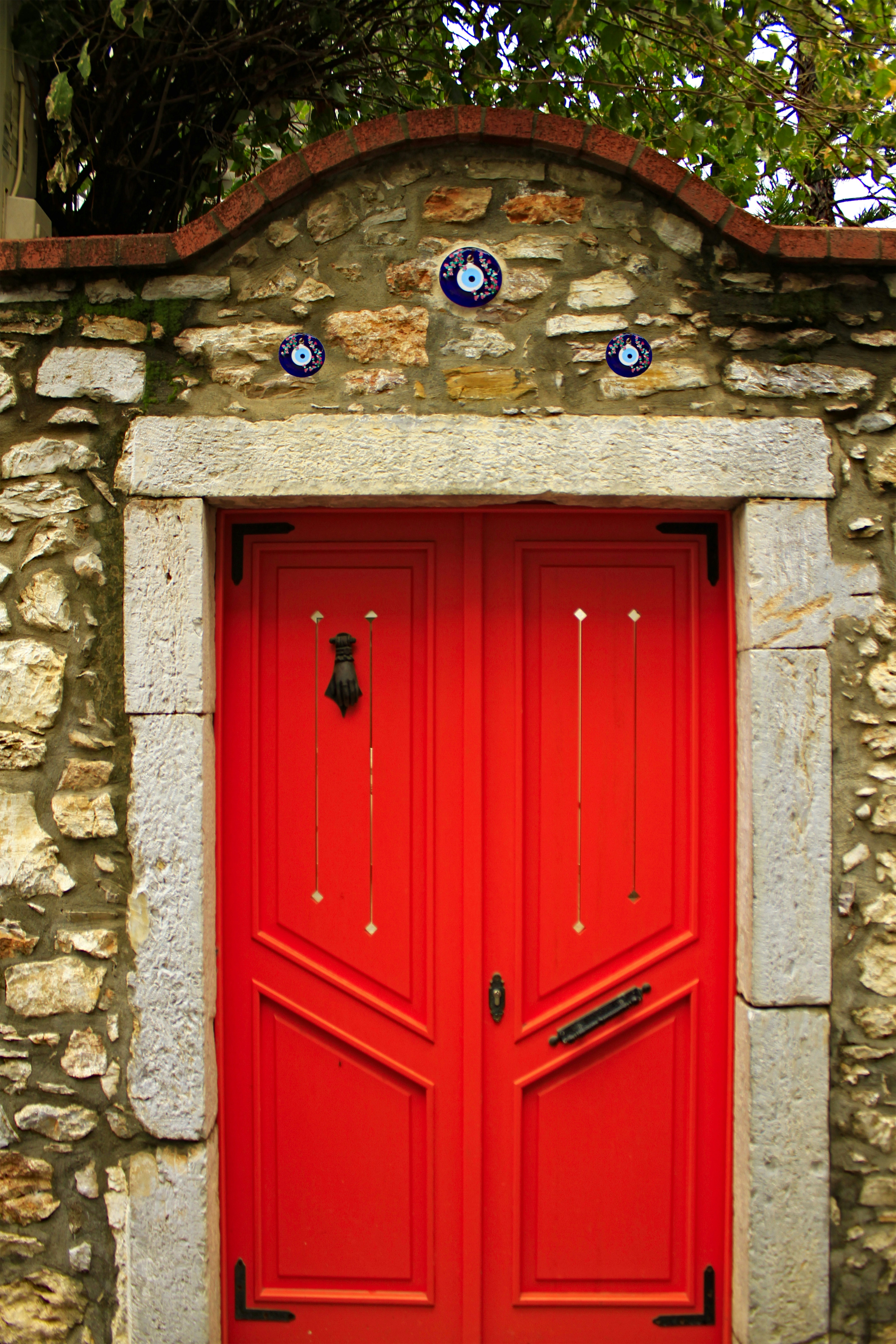 Una puerta roja en un edificio de piedra