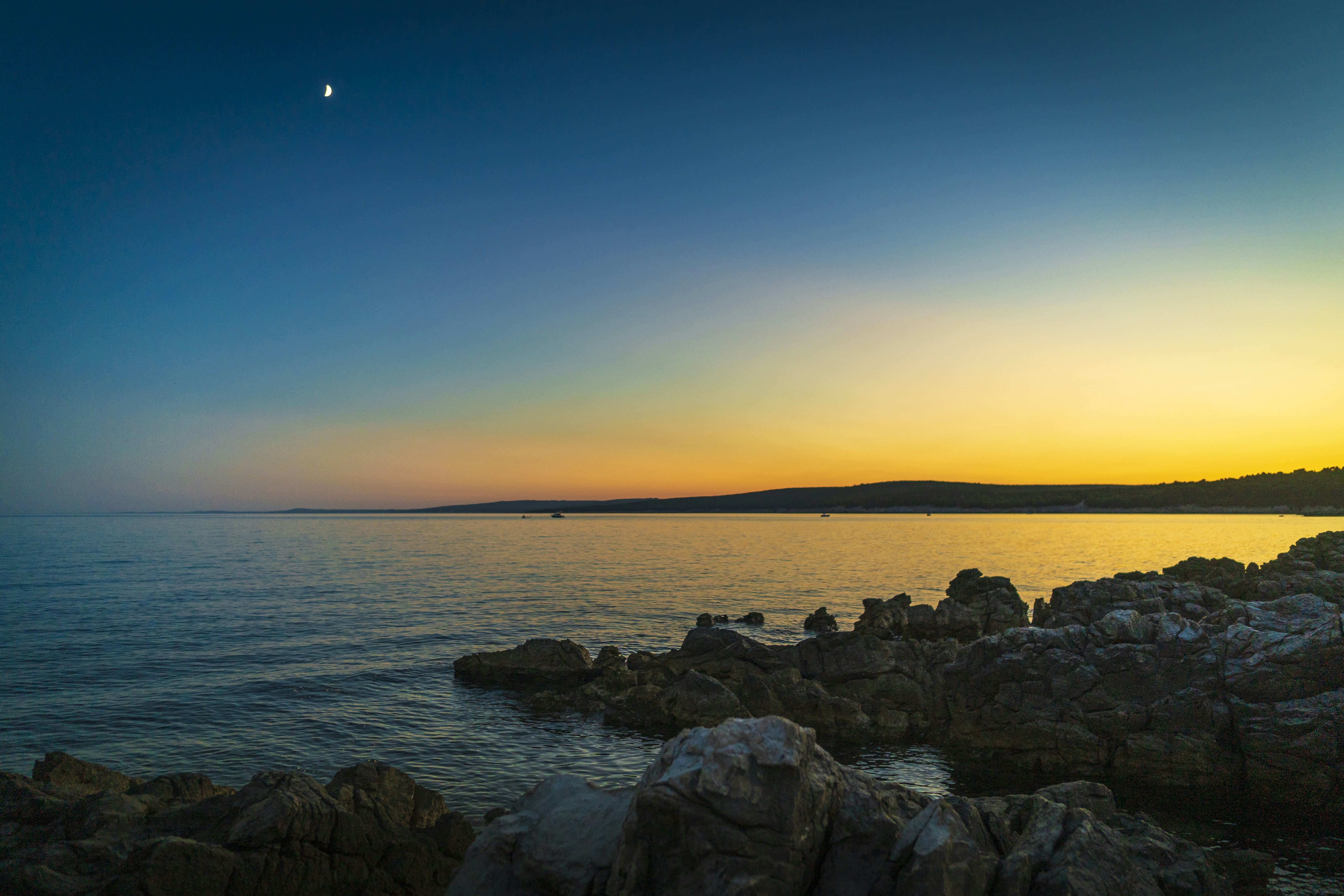 A rocky beach with a sunset photo – Free Nature Image on Unsplash
