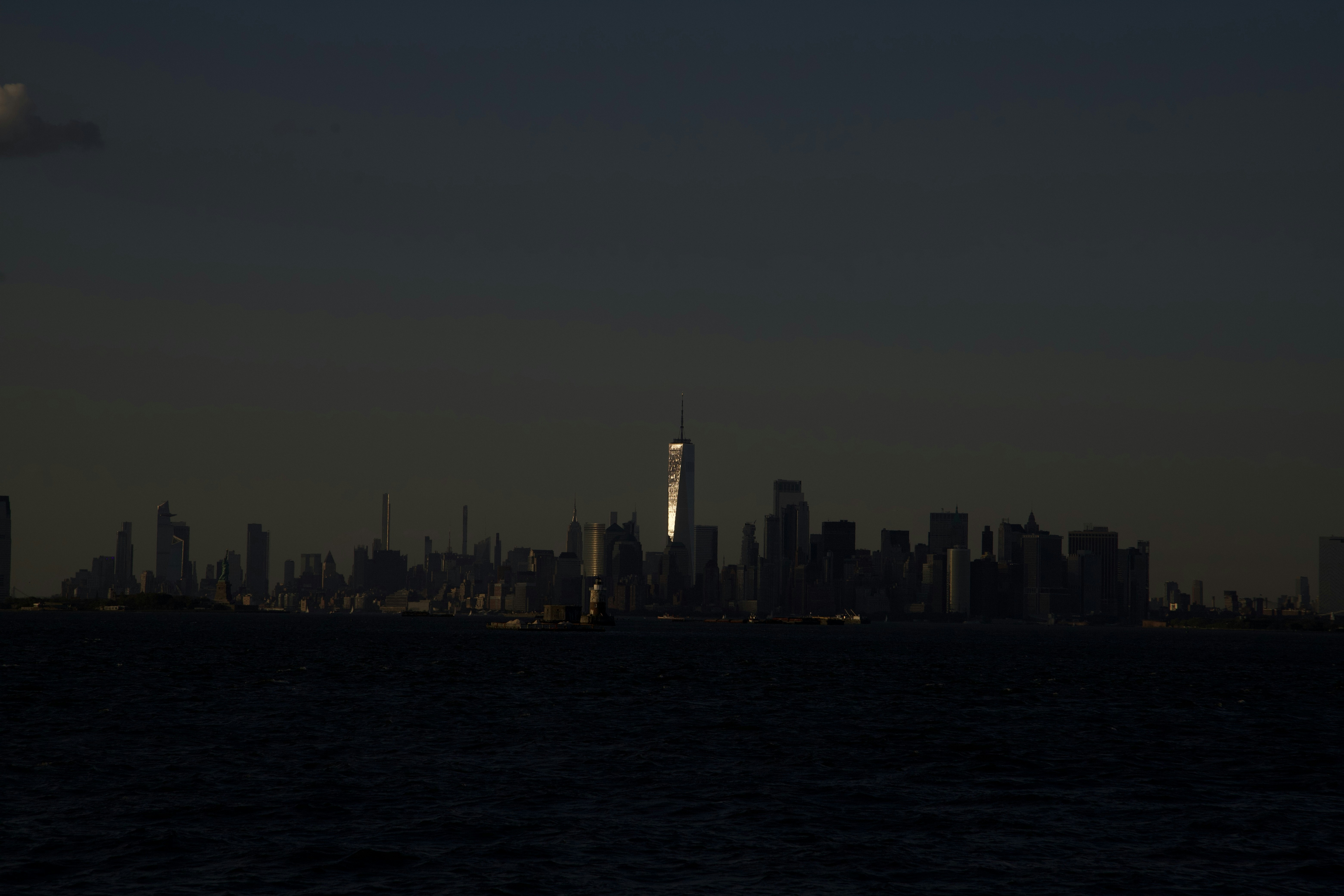 Eine Skyline der Stadt bei Nacht