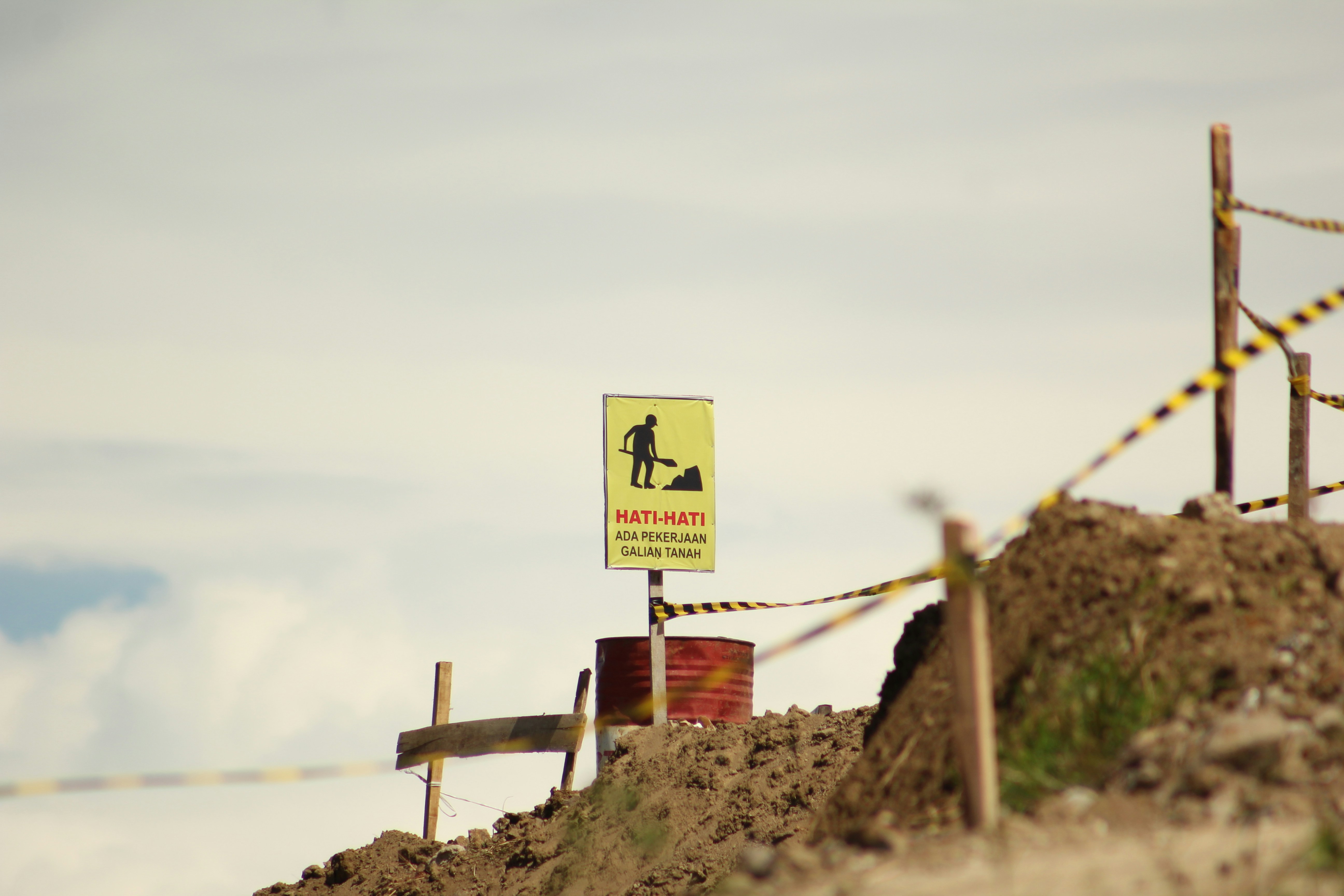 절벽 위의 표지판