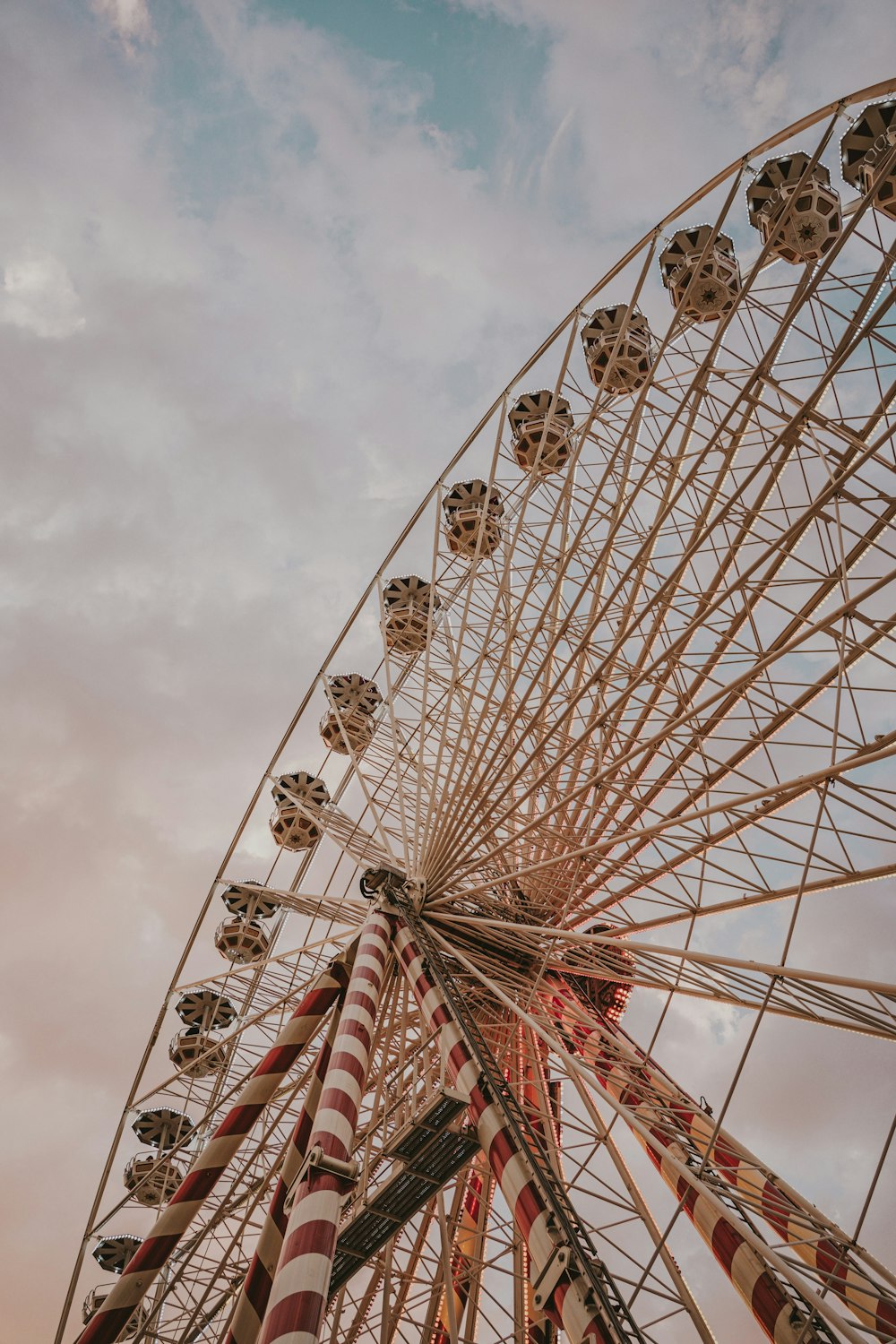 a ferris wheel with a cloudy sky