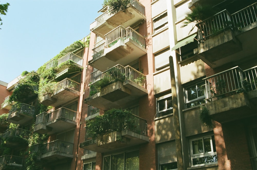 un edificio con balconi e balconi