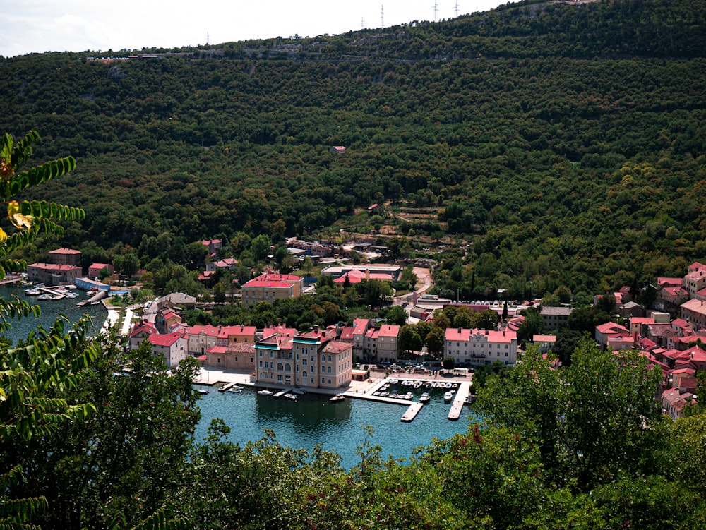 Une ville sur une colline