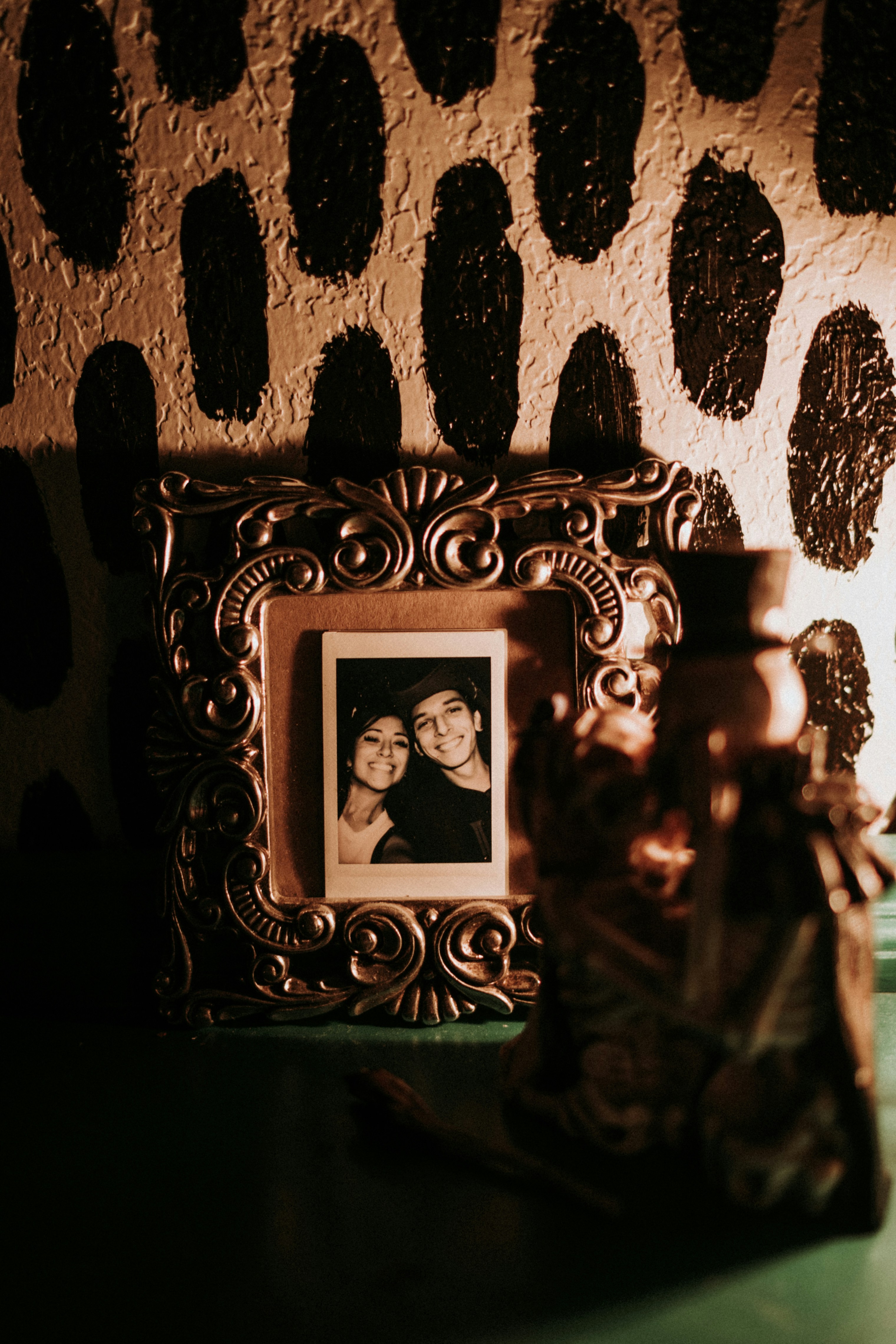 Un'immagine incorniciata di un gruppo di persone