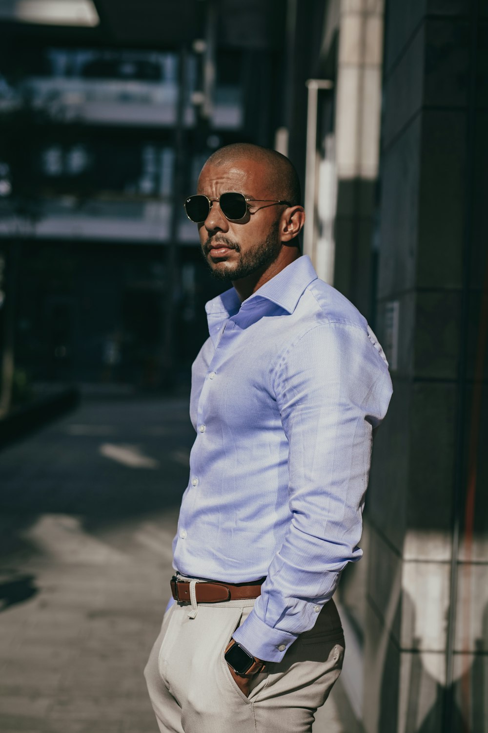 Un hombre con gafas de sol