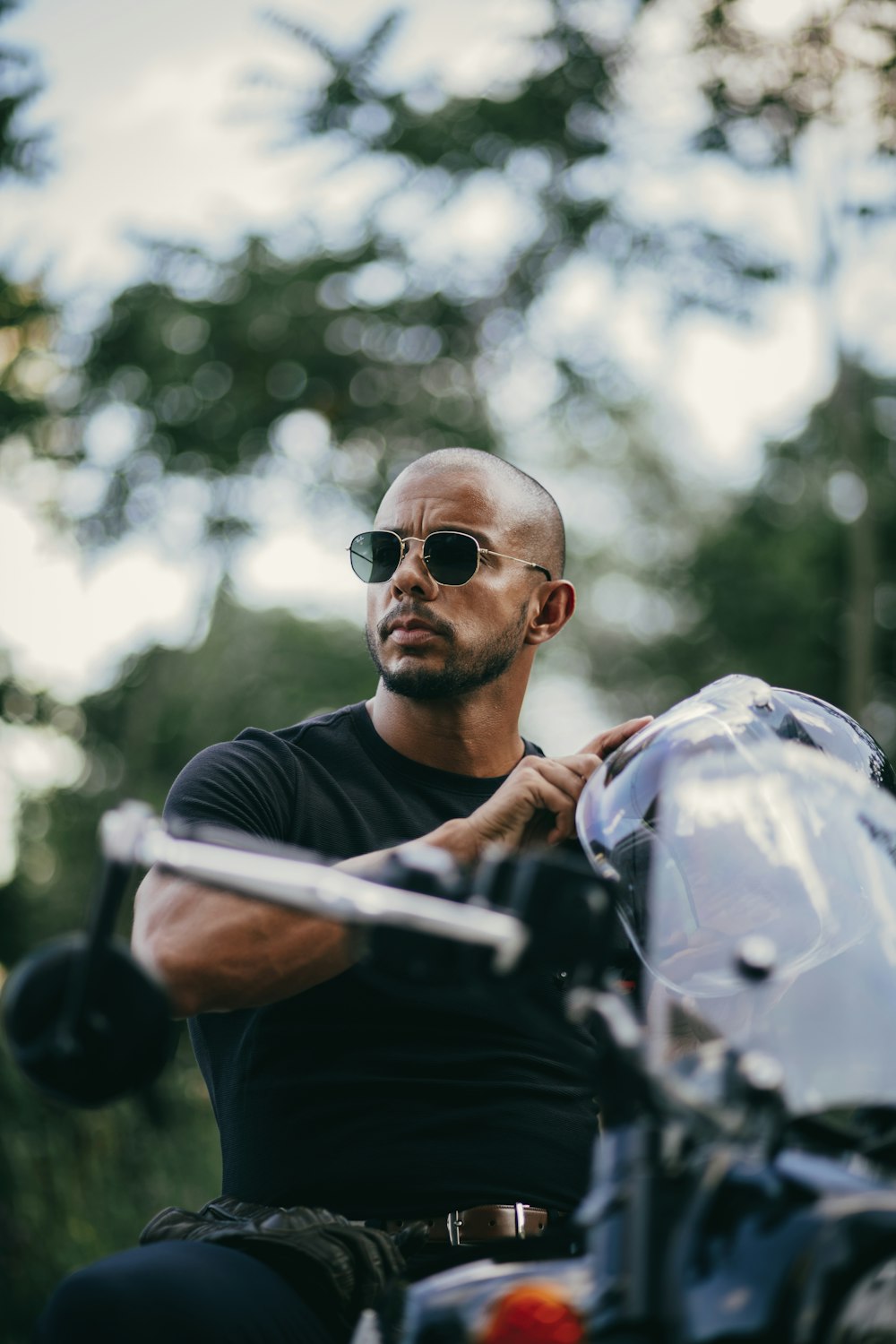 Ein Mann mit Sonnenbrille