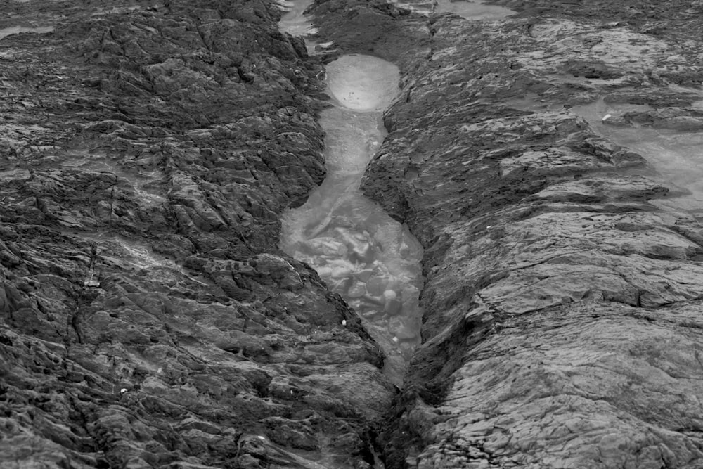 Un acantilado rocoso con un agujero
