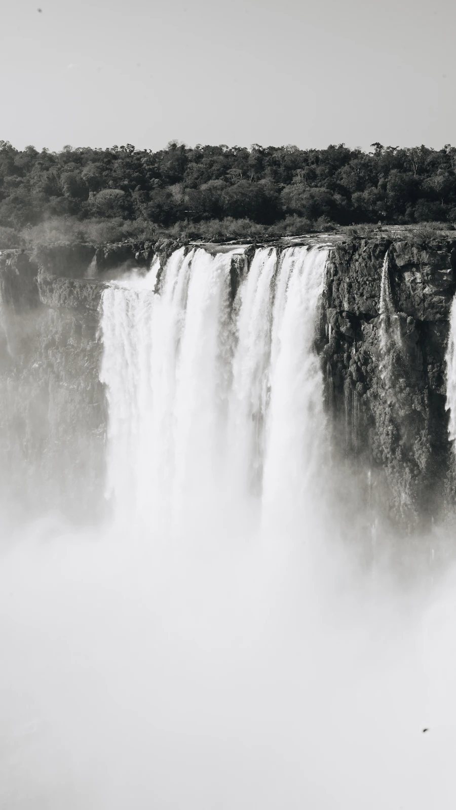 Thác Iguazú ở biên giới Argentina và Brazil