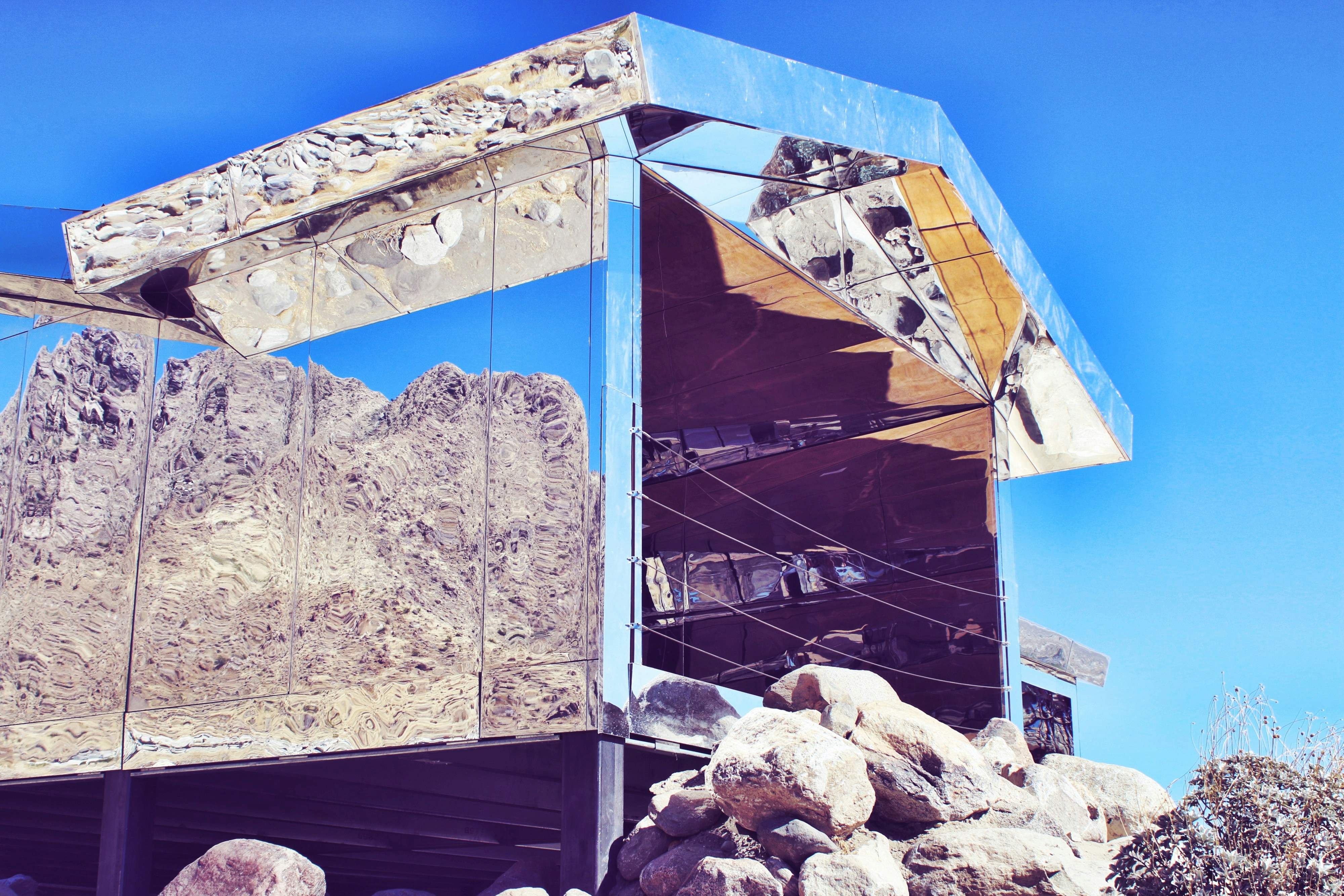 un edificio con una grande vetrata