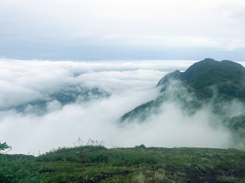 Une montagne avec des nuages