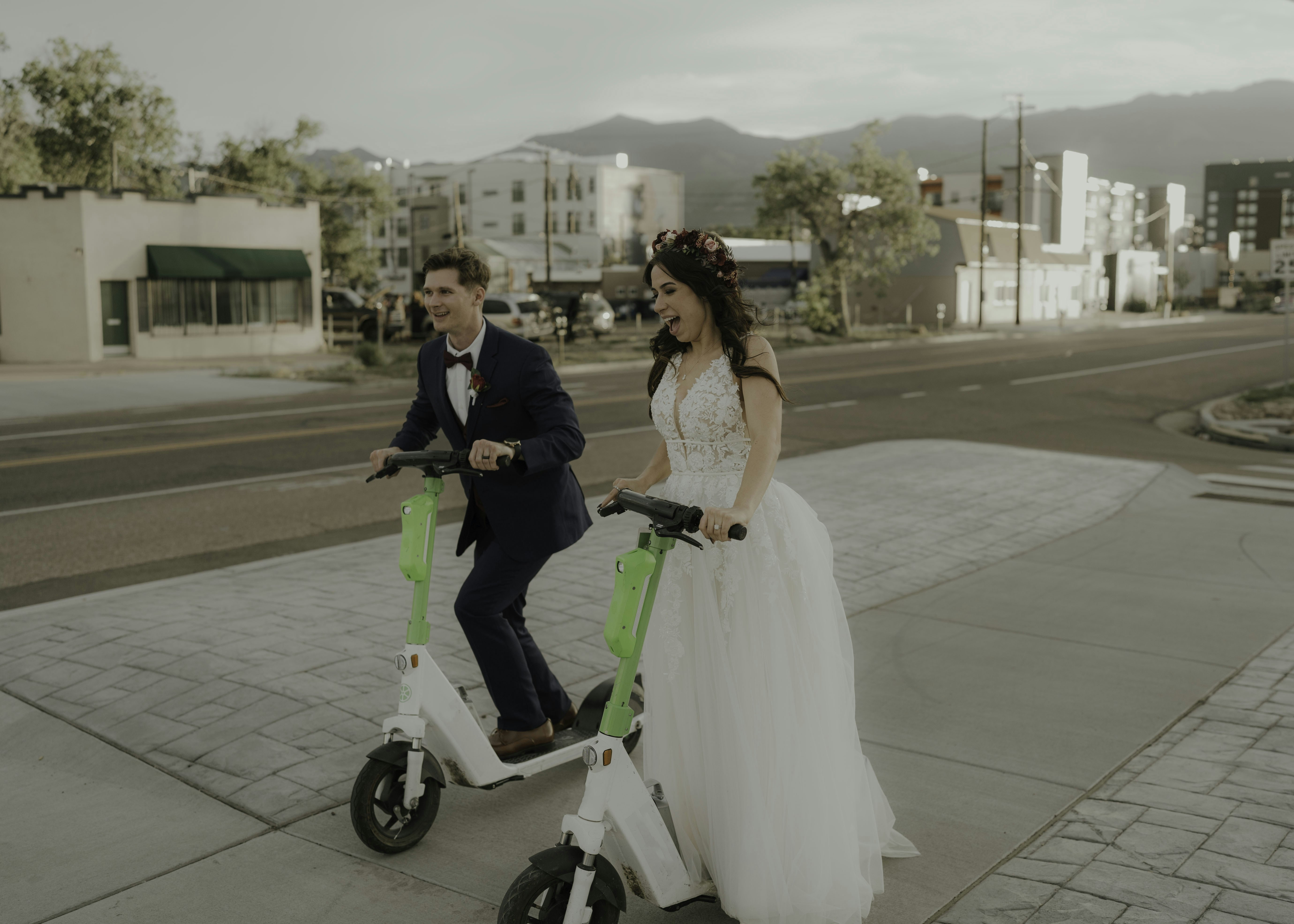 Un hombre y una mujer en un scooter