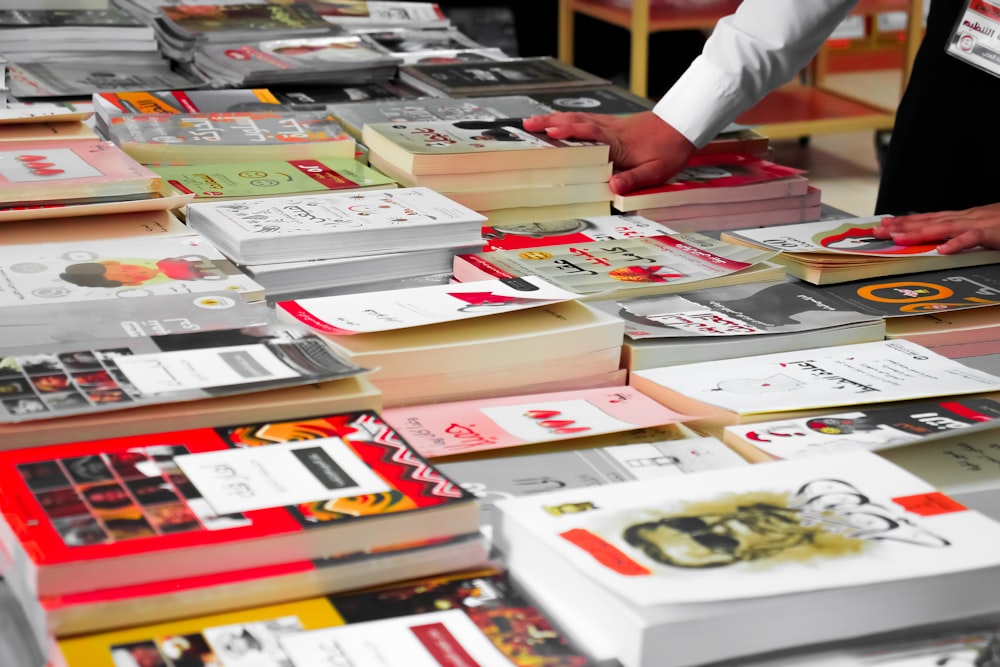 Une table pleine de livres