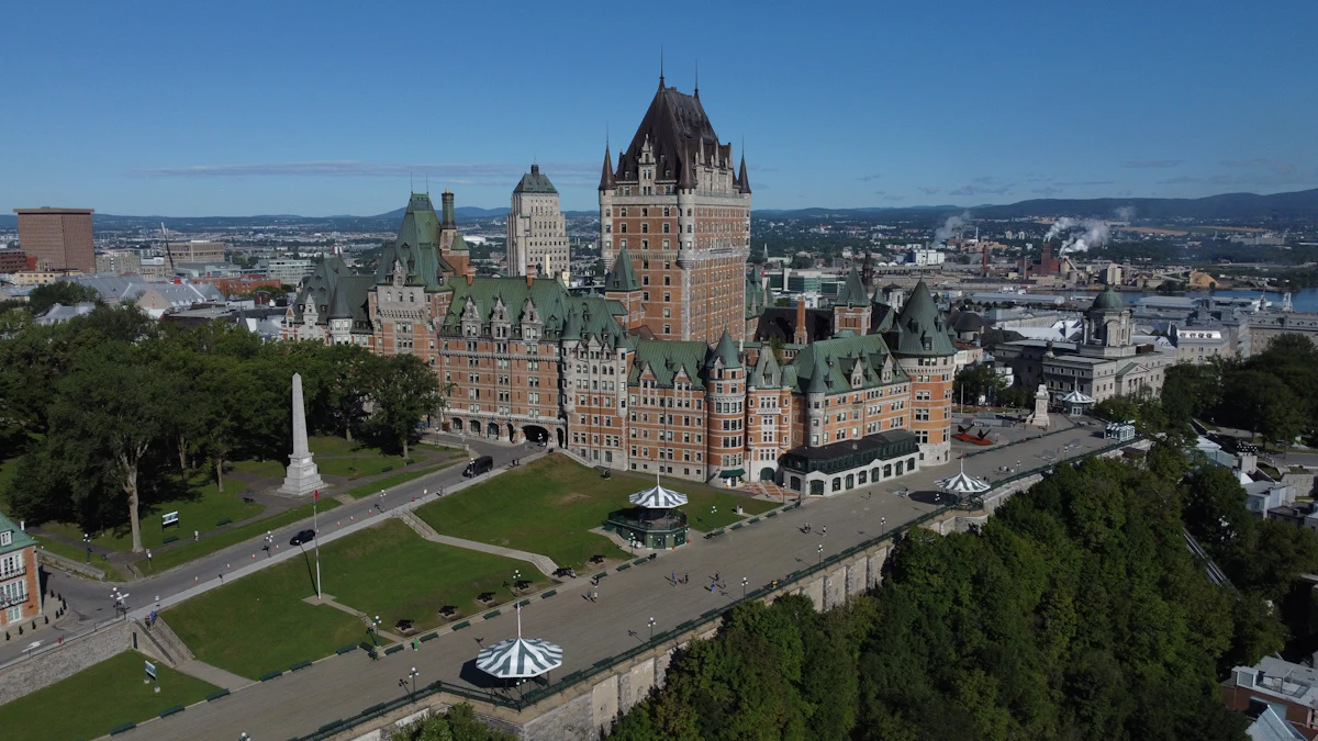 Le Château Frontenac et le Vieux-Québec vus du ciel