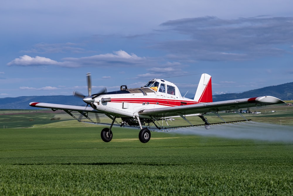 Ein kleines Flugzeug auf einer Landebahn