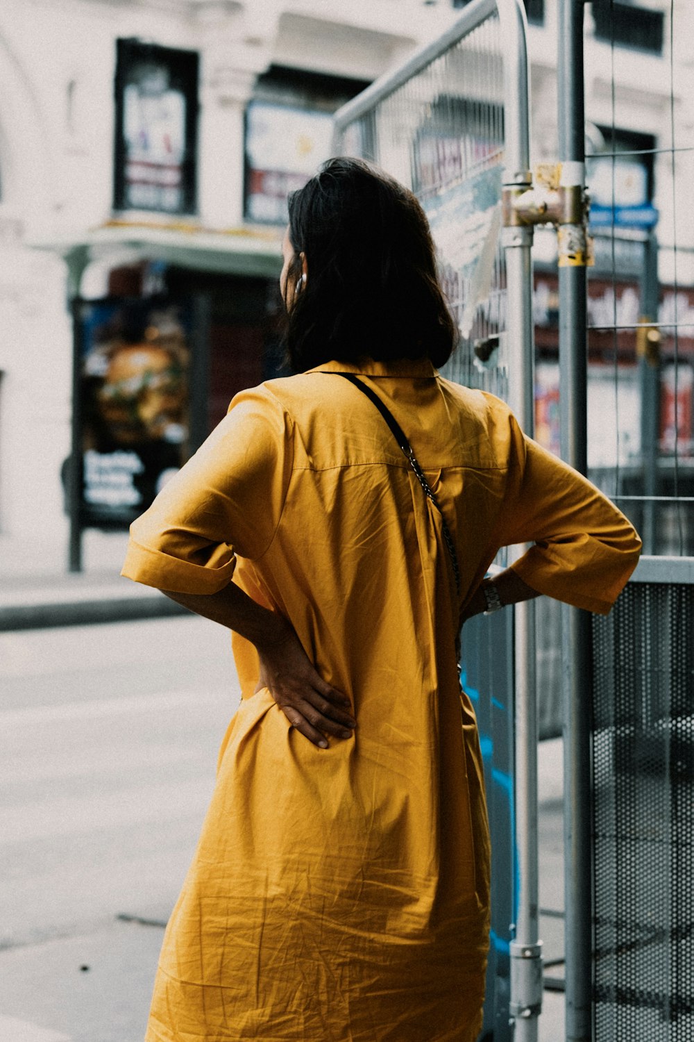 una persona con un vestido amarillo